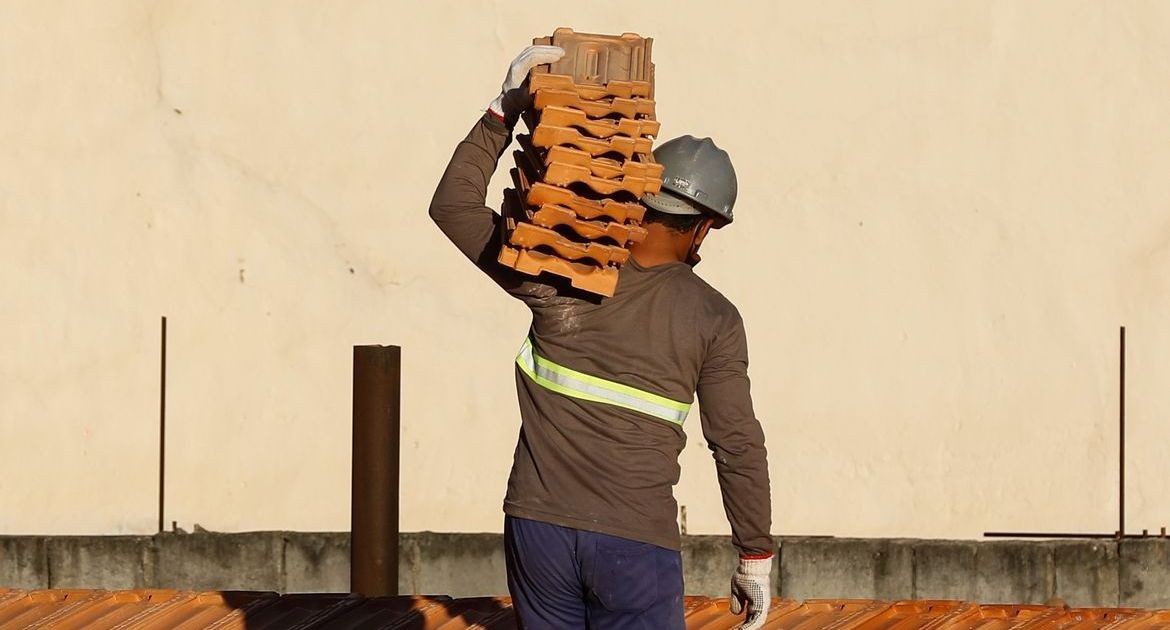 Pedreiros concordam: misturar cimento com isopor é o segredo para construir pisos melhores