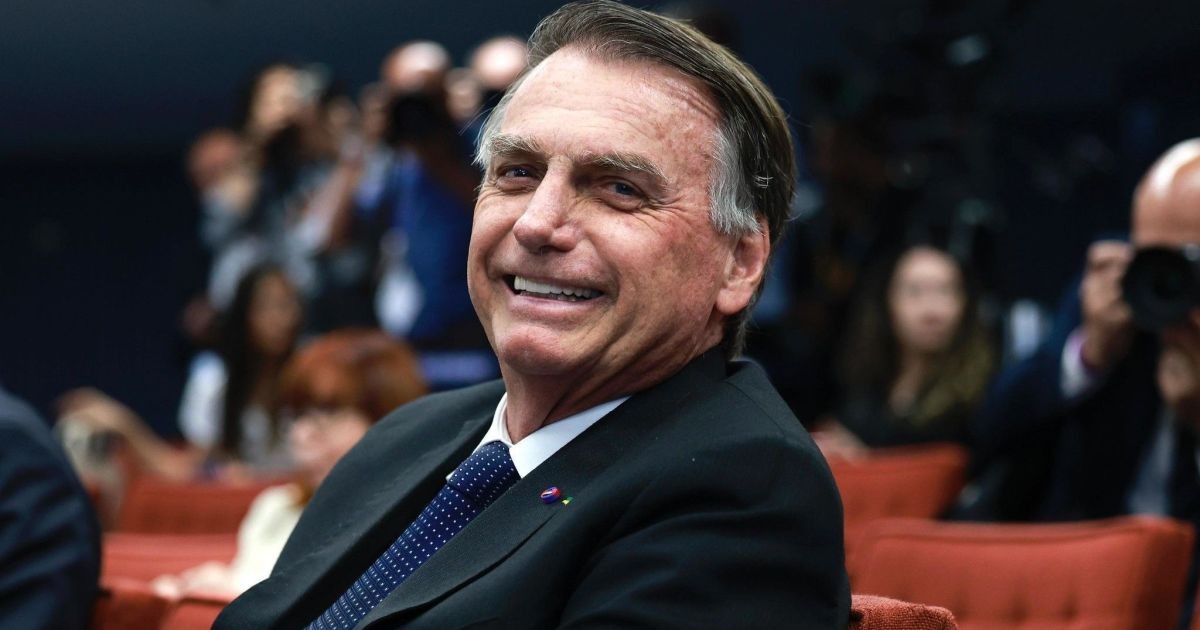 TSE libera uso de imagem de Bolsonaro em santinhos