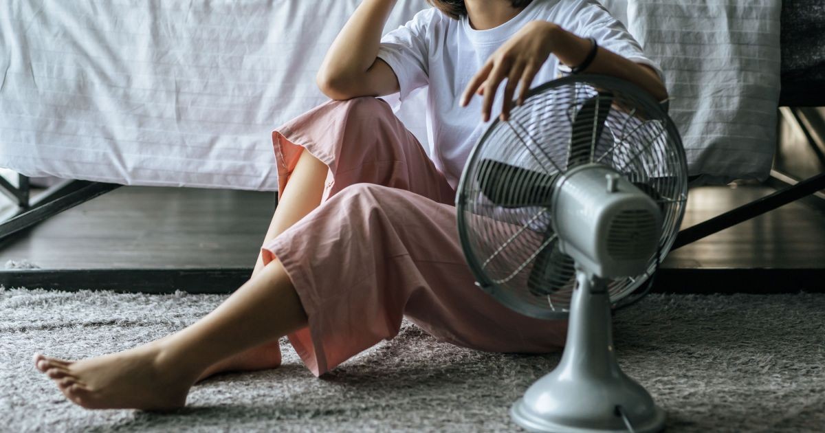 Onda de calor: tire a poeira do ventilador sem desmontar a grade usando só água, vinagre e uma sacola