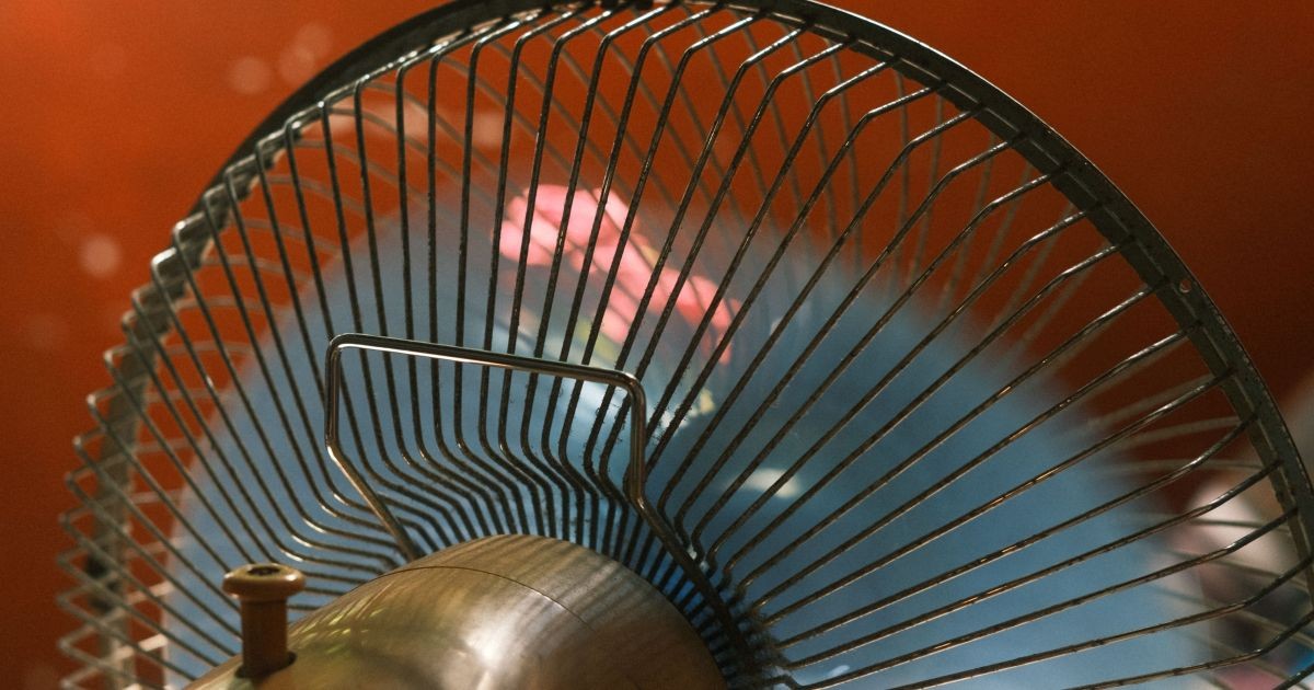 Truque com vinagre e saco de lixo remove a poeira do ventilador sem precisar desmontá-lo; saiba como fazer