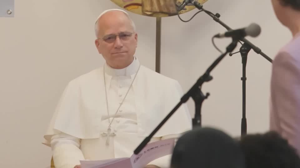 Papa Leão XIV destaca papel de mulheres em visita a centro de refugiados