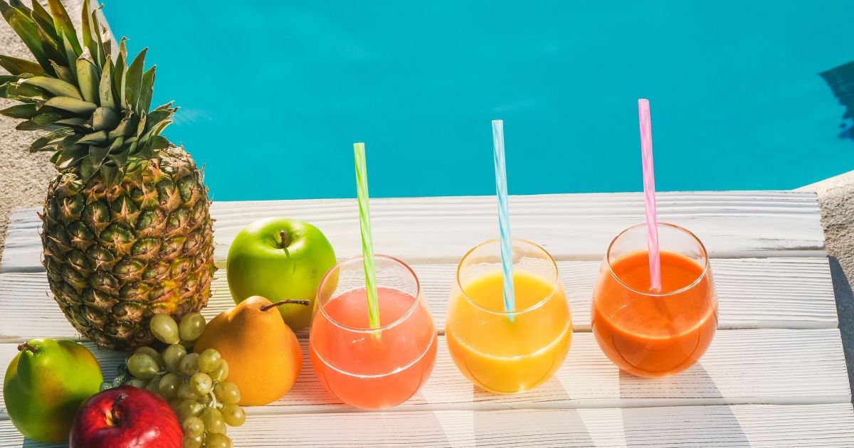 Misturar abacaxi e maçã no liquidificador gera combinação saudável e nutritiva; aprenda a receita