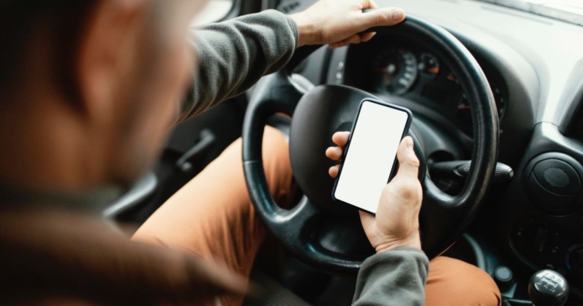 Celular é apontado por 67% dos motoristas como fator de risco no trânsito