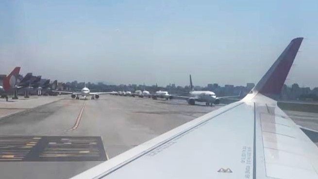 Caos em Congonhas: nevoeiro paralisa operações, aviões formam fila para desembarque e passageiros enfrentam longa espera