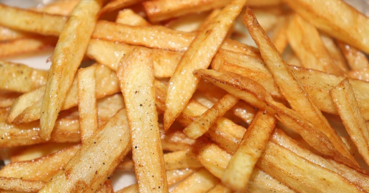 Batata frita crocante? Conheça a receita com amido de milho e sal que irá transformar a sua refeição