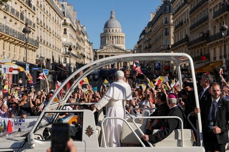 Centenas de milhares em Paris saúdam papa Leão em missa campal para 800 mil