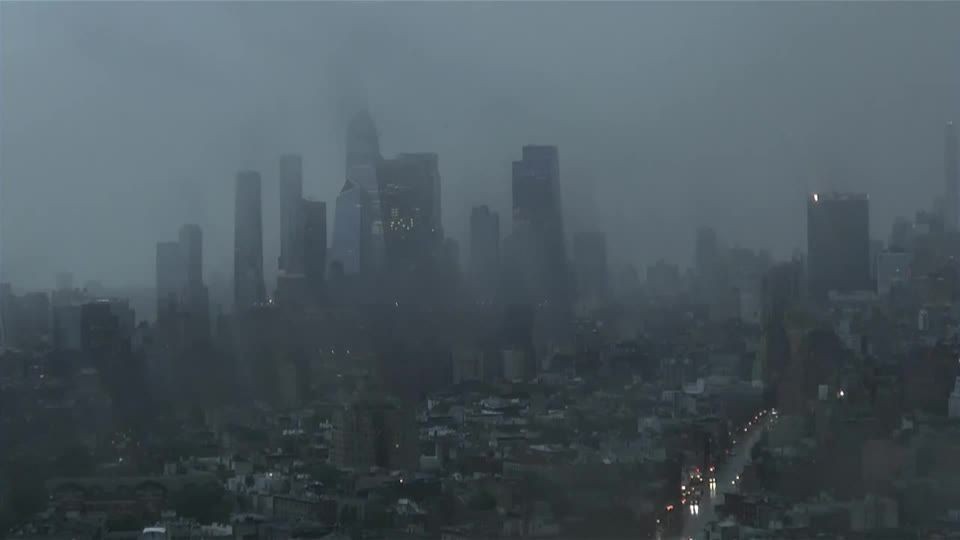 Rara “tempestade costeira” deixa rastro de caos e 100 mil sem luz nos EUA