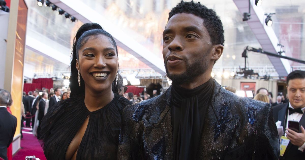 Viúva de Chadwick Boseman briga com familiares do ator; saiba motivo