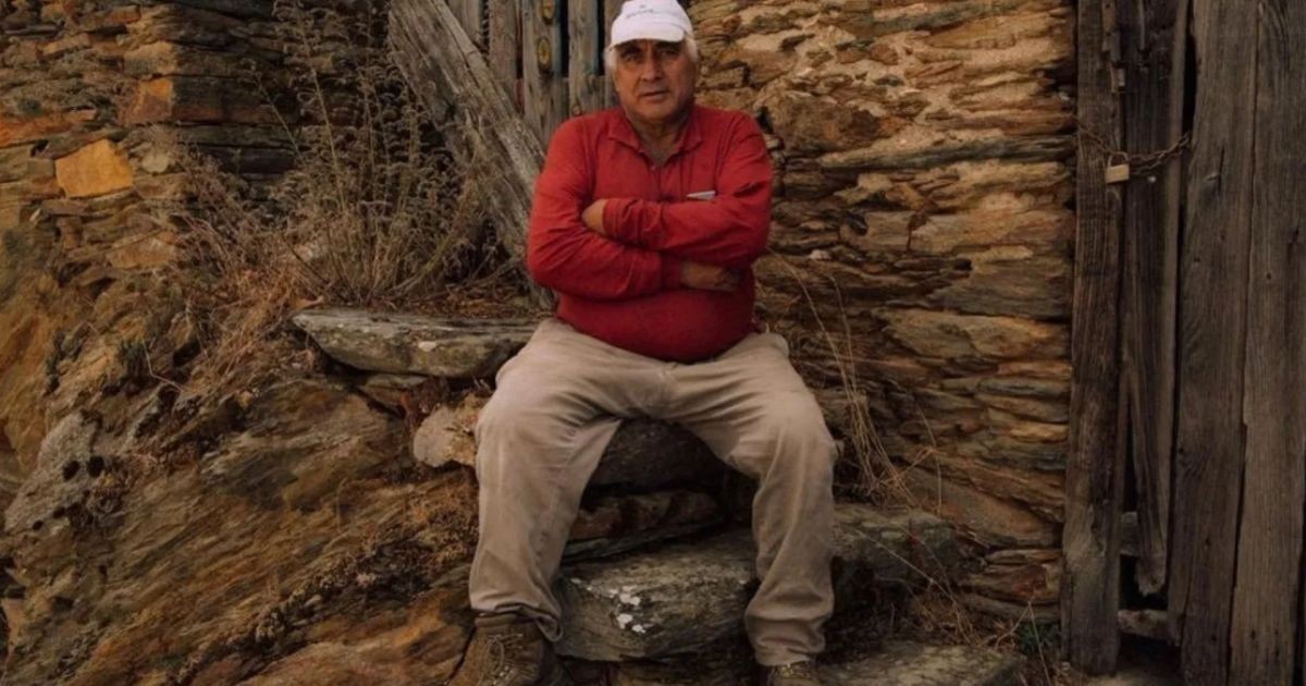 Aos 70 anos, prefeito vive sozinho em uma vila nas montanhas da Espanha e mantém criação de 22 vacas
