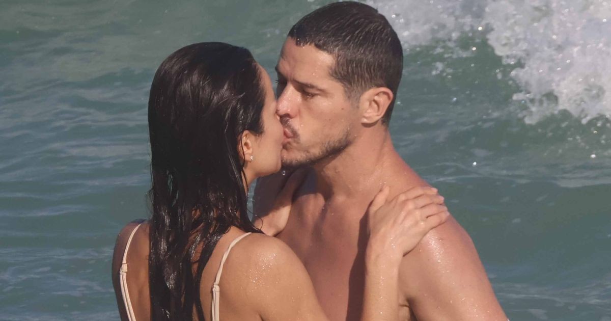 José Loreto e Nanda Marques trocam beijos e curtem praia no Rio