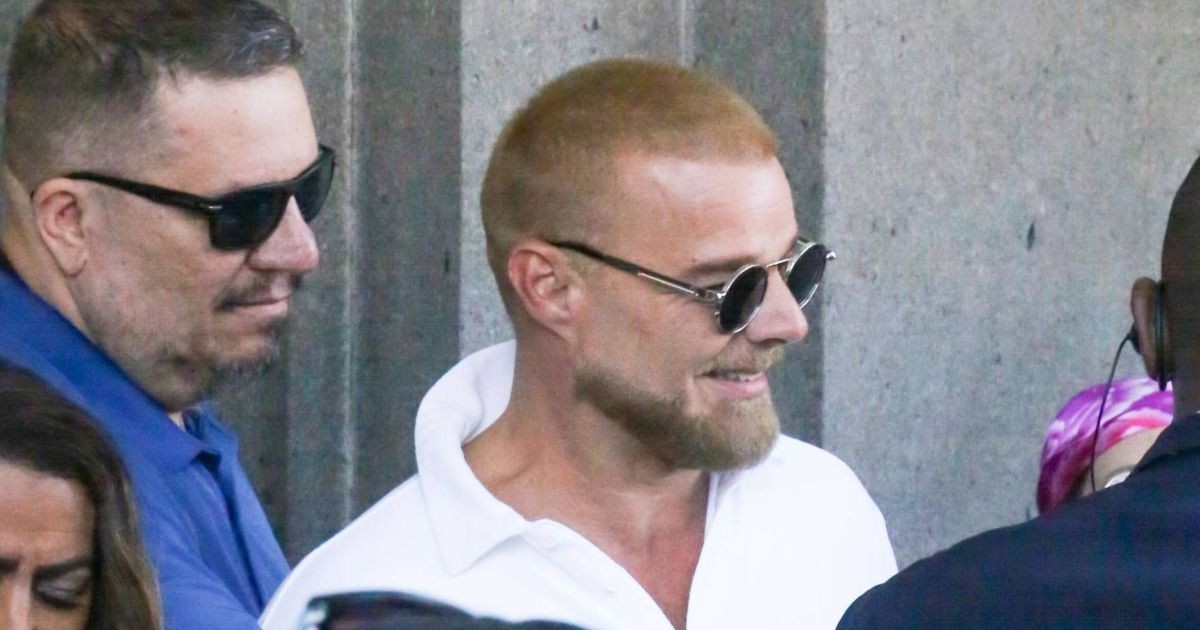 Fãs tietam Ricky Martin na porta do Copacabana Palace