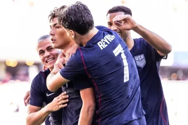 EUA goleiam Peru em amistoso com show no 2º tempo