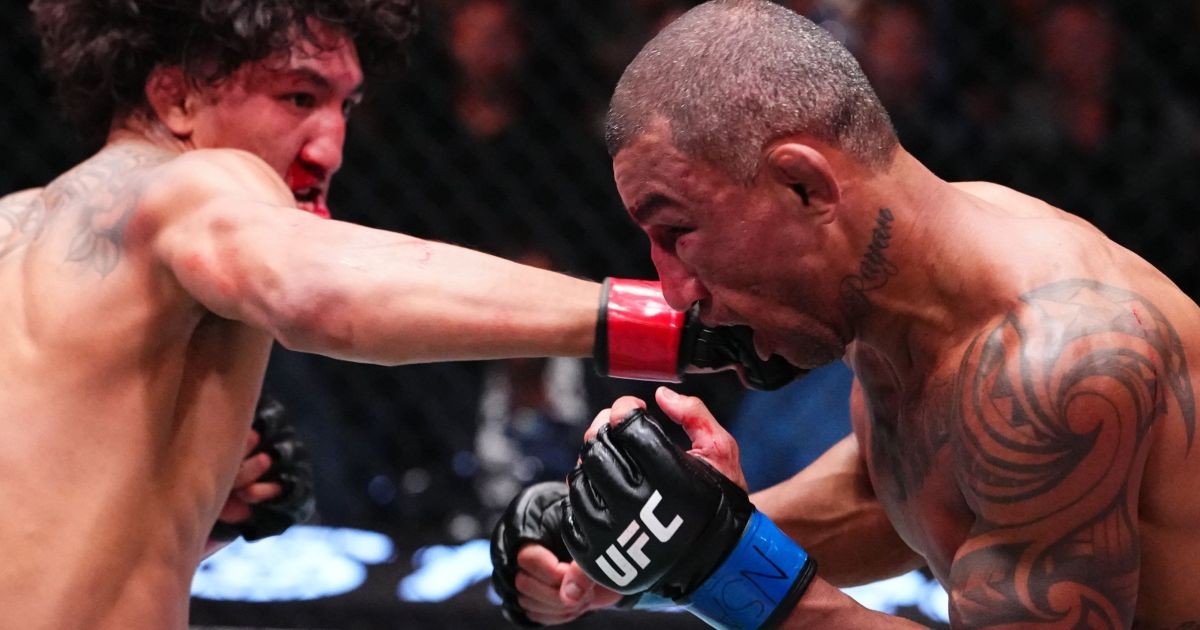 UFC: lutador brasileiro “apaga” dentro do octógono e vai parar no hospital