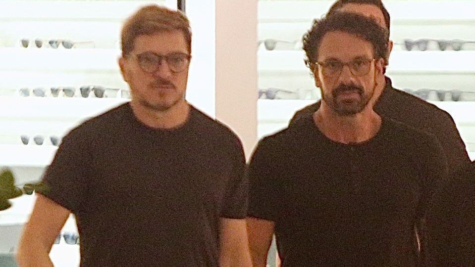 Ator de “Quem Ama Cuida” passeia com namorado em shopping do RJ