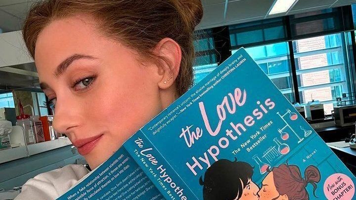 “Amadureci muito rápido”, afirma Lili Reinhart sobre trajetória como atriz