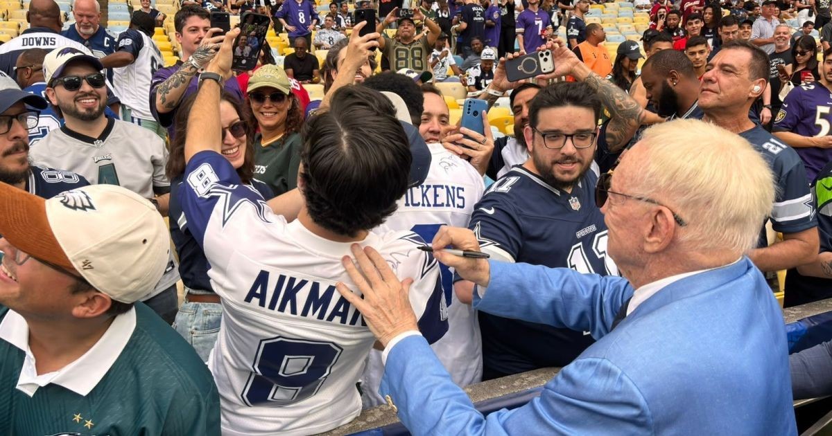 Dono do Dallas Cowboys atende fãs antes de jogo da NFL no Maracanã