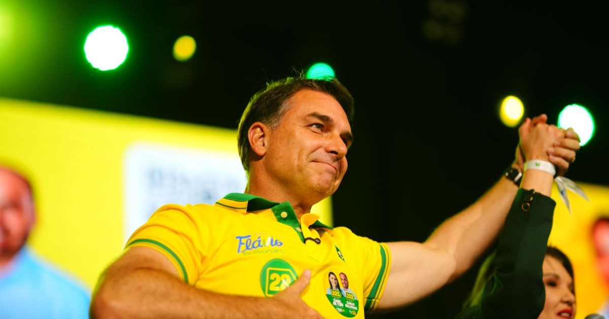 Flávio decide participar de debate mesmo sem a presença de Lula