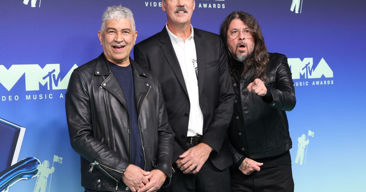 VMA 2026: trio do Nirvana chega ao tapete vermelho para receber prêmio