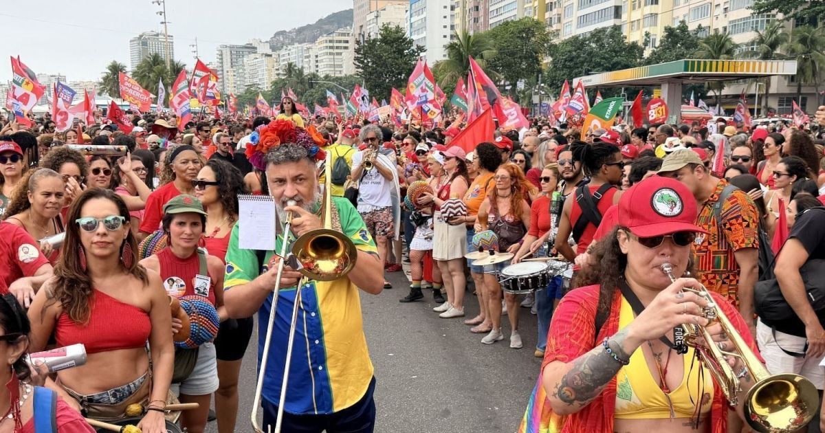 Apoiadores de Lula fazem ato em Copacabana uma semana antes da eleição