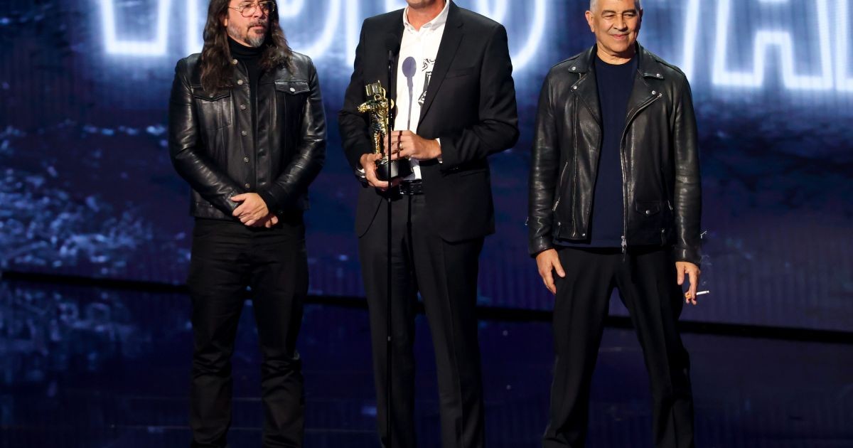 VMA 2026: trio do Nivarna ganha prêmio e faz discurso em homenagem a Cobain