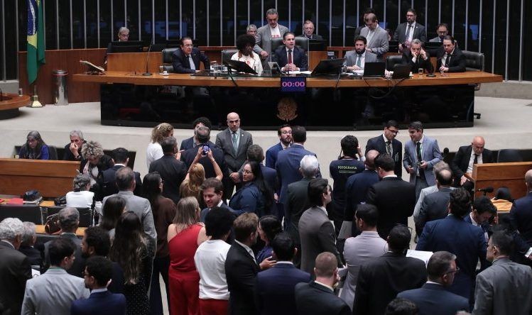 Novo governo terá que fazer concessões ao Congresso, diz Carlos Pereira