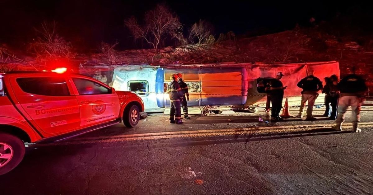 Três pessoas morrem em acidente com ônibus no ES; 44 ficaram feridas