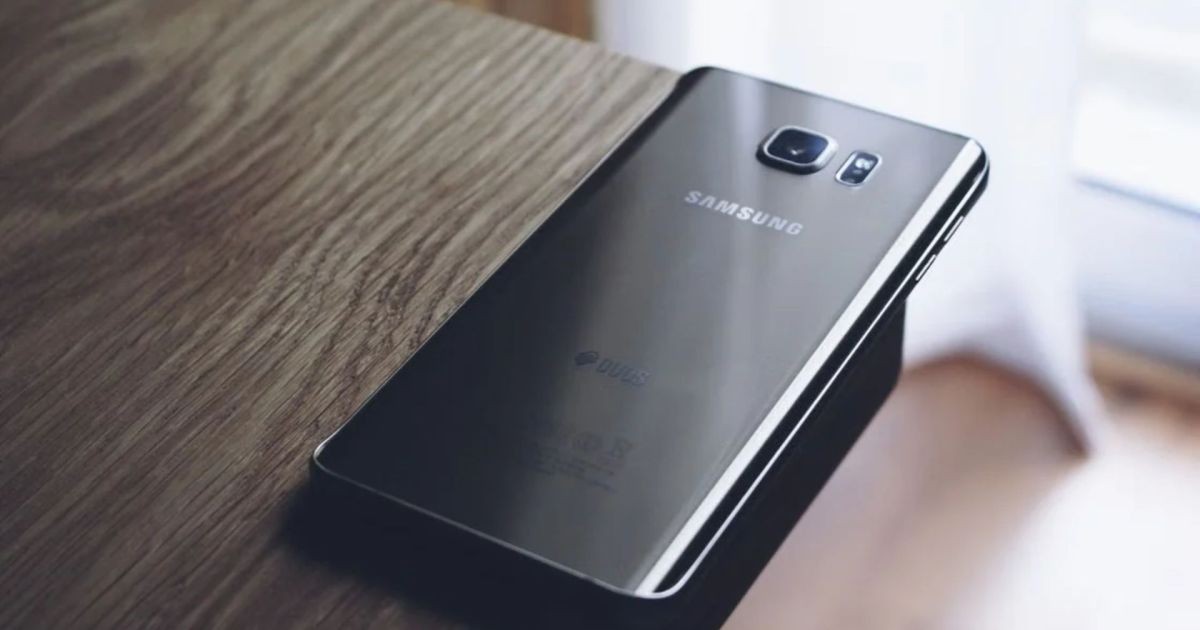 Celular com a tela para baixo é melhor? Entenda o motivo e veja quando vale a pena fazer isso