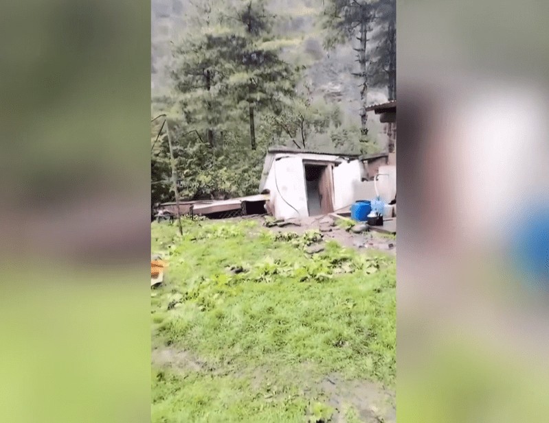 Vídeo: Montanha desaba no Nepal e moradores correm durante deslizamento