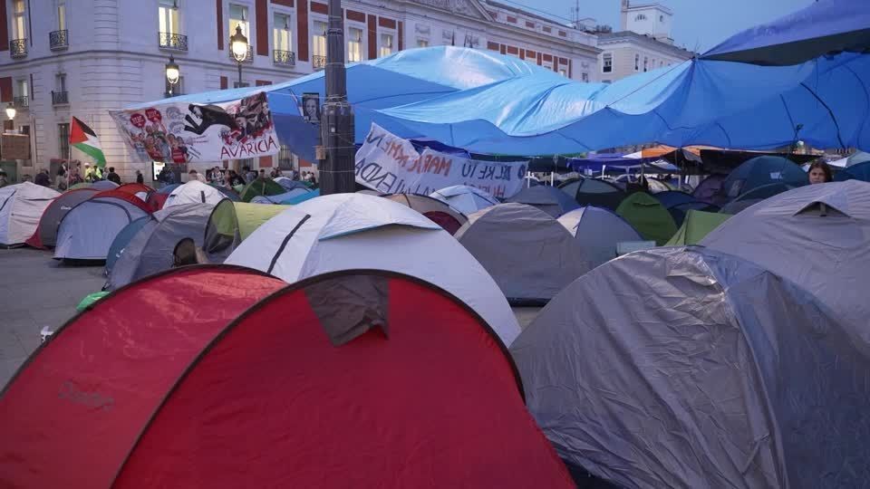 Manifestantes acampam em praça de Madri contra alta dos aluguéis