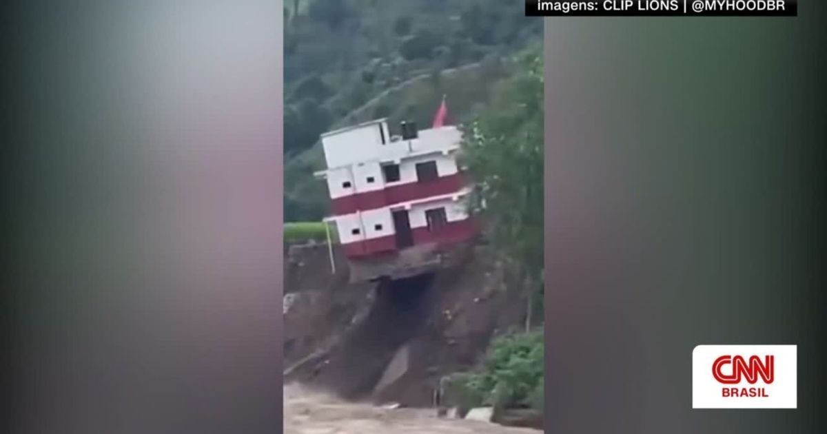 Prédio desmorona em rio durante enchente no Nepal; Veja vídeo
