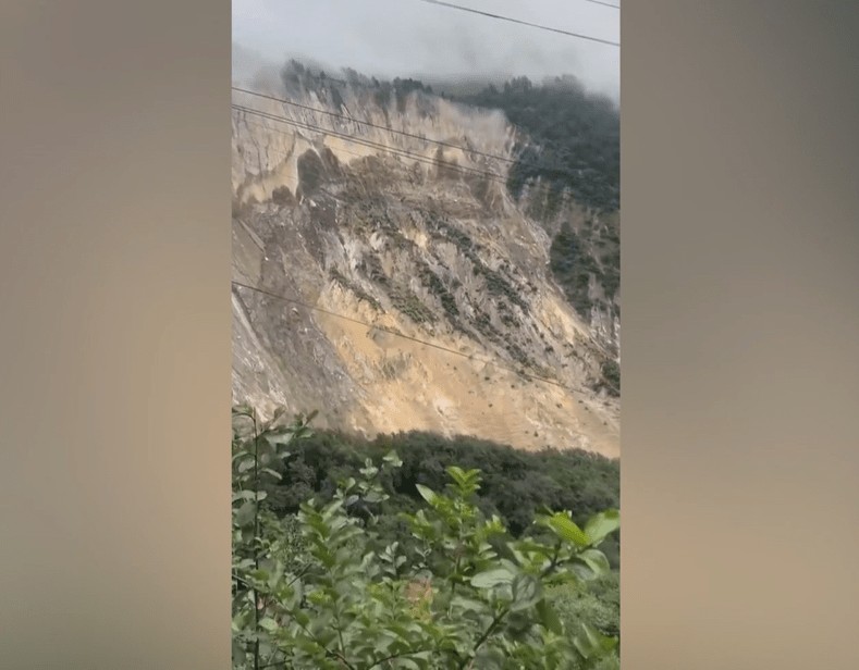 Vídeo: Mega deslizamento faz encosta de montanha desabar sobre rio no Nepal