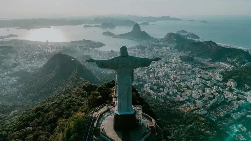 Turistas deixam R$ 4,8 bilhões no Brasil em agosto e gastos batem recorde