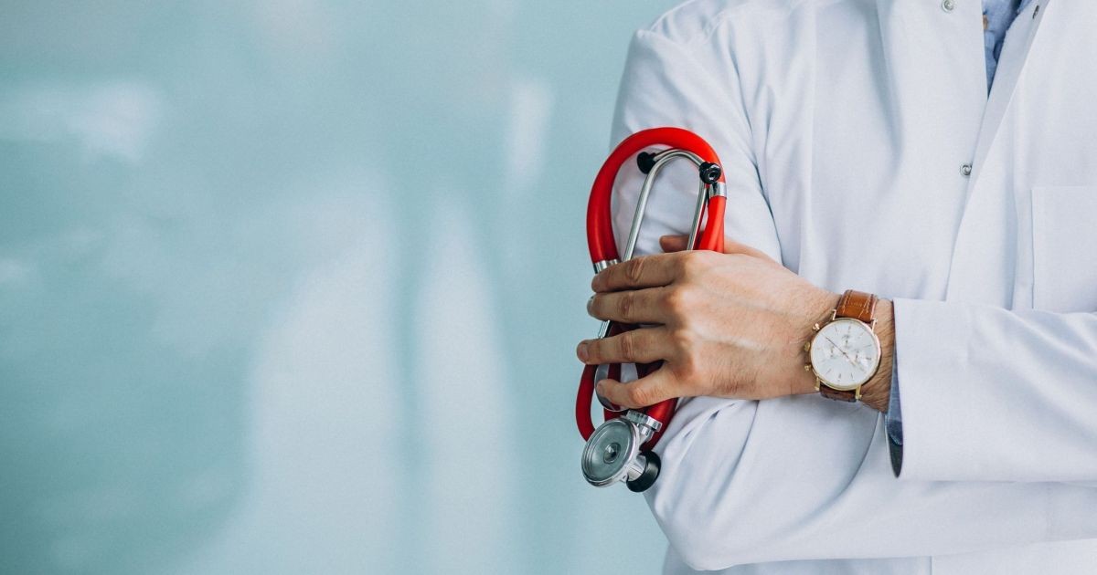 Em carta a presidenciáveis, Associação Médica propõe exame de proficiência