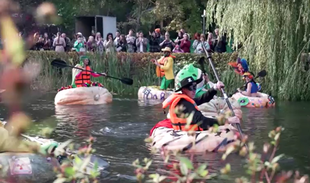 “Corrida dos Gigantes”: competição de remo em abóboras gigantes em lago de Moscou reúne dezenas de pessoas fantasiadas