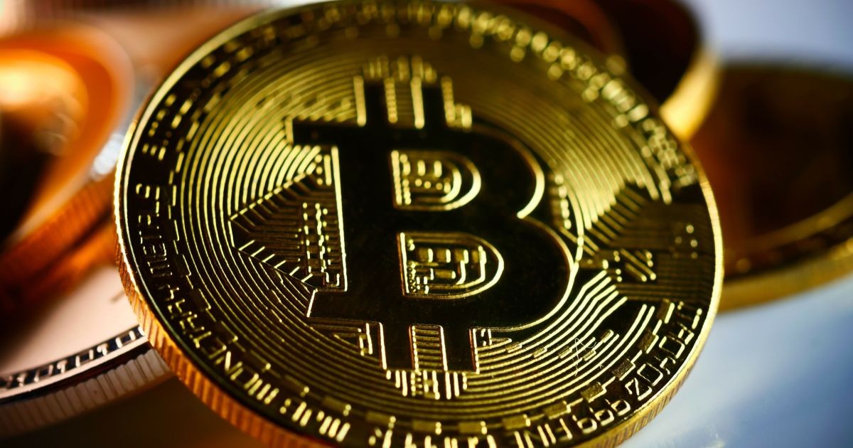 Bitcoin recua com Oriente Médio no radar e dúvidas sobre os BCs