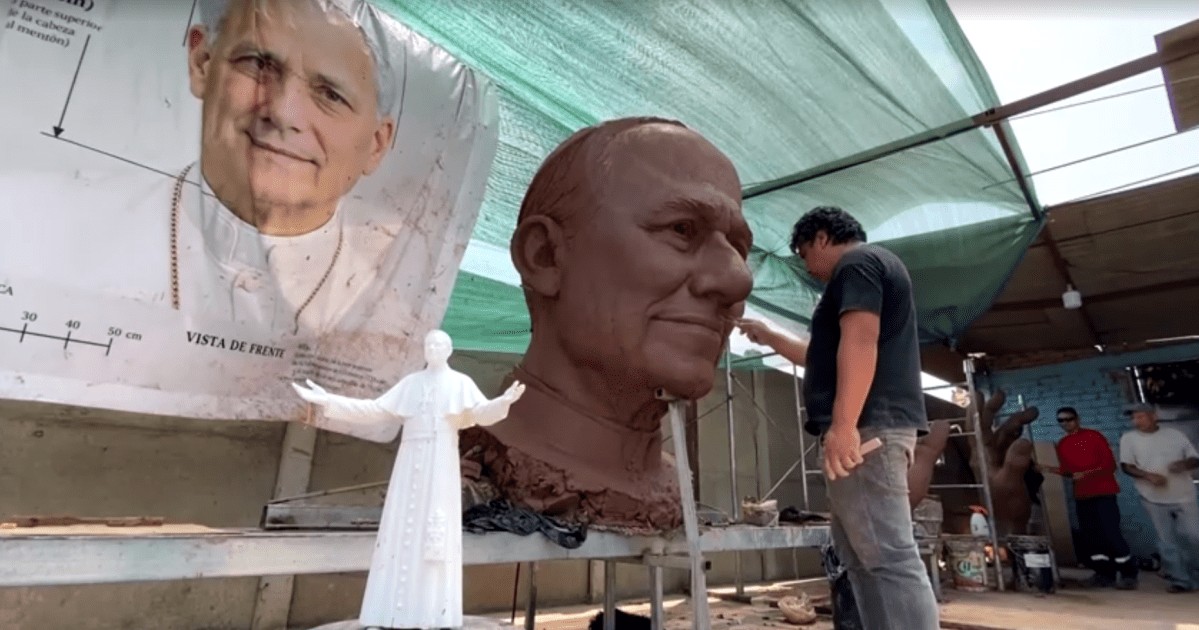 Peru se prepara para receber papa Leão XIV com estátua gigante
