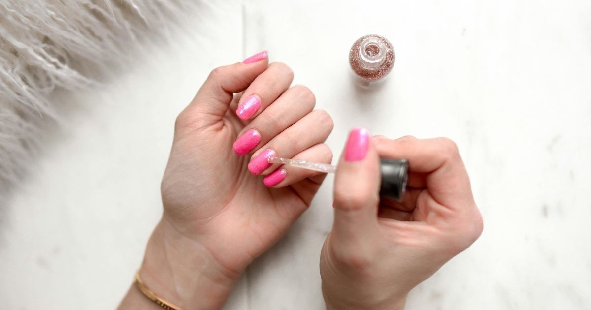 Por que o esmalte descasca tão rápido? Veja os 7 erros mais comuns