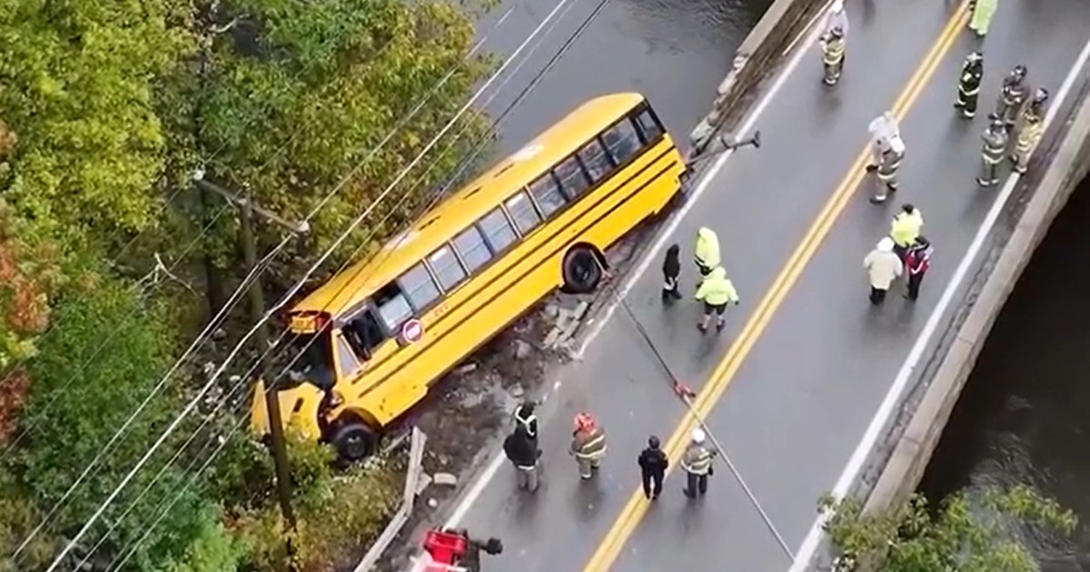 Ônibus escolar fica pendurado sobre rio nos EUA; Veja vídeo
