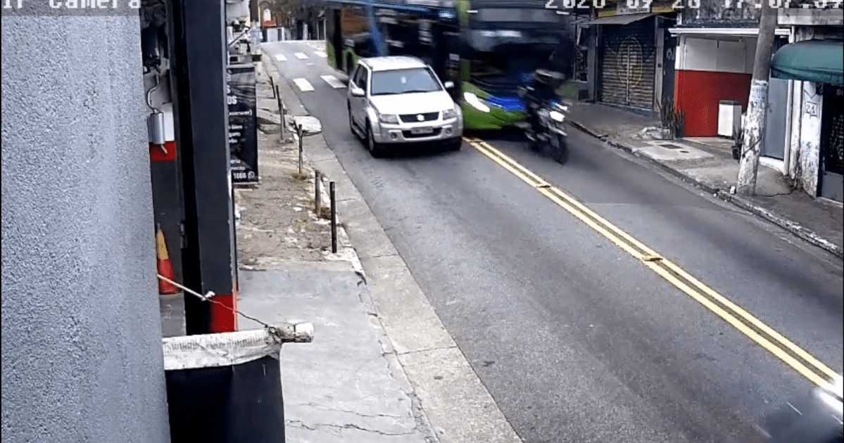 Vídeo: Ônibus perde freio, bate em veículos e atinge muro de escola em SP