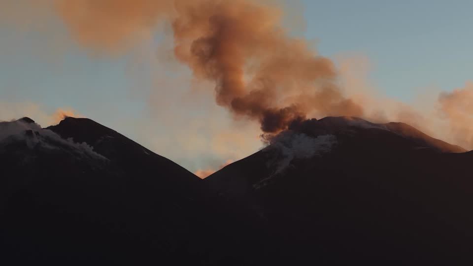 Aeroporto na Itália fecha novamente após atividade do vulcão Etna