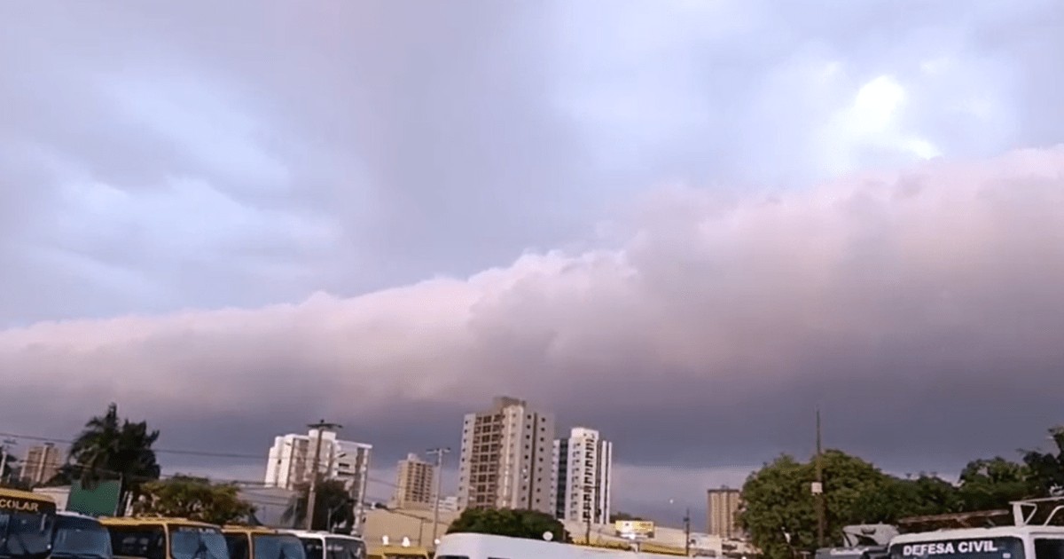 ‘Nuvem rolo’ é registrada sobre cidade de SP; veja vídeo
