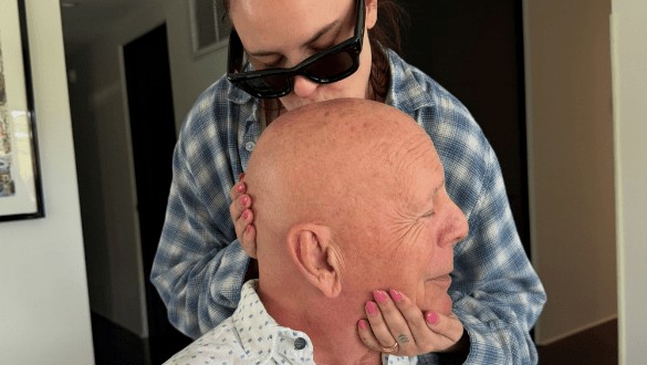 Com demência, Bruce Willis aparece em raro registro com filha; veja
