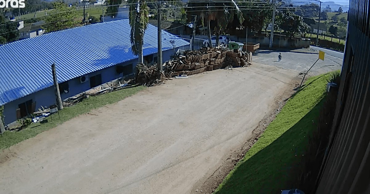 Bebê de 1 anos e 6 meses deixa creche sozinho e caminha pelas ruas em SC
