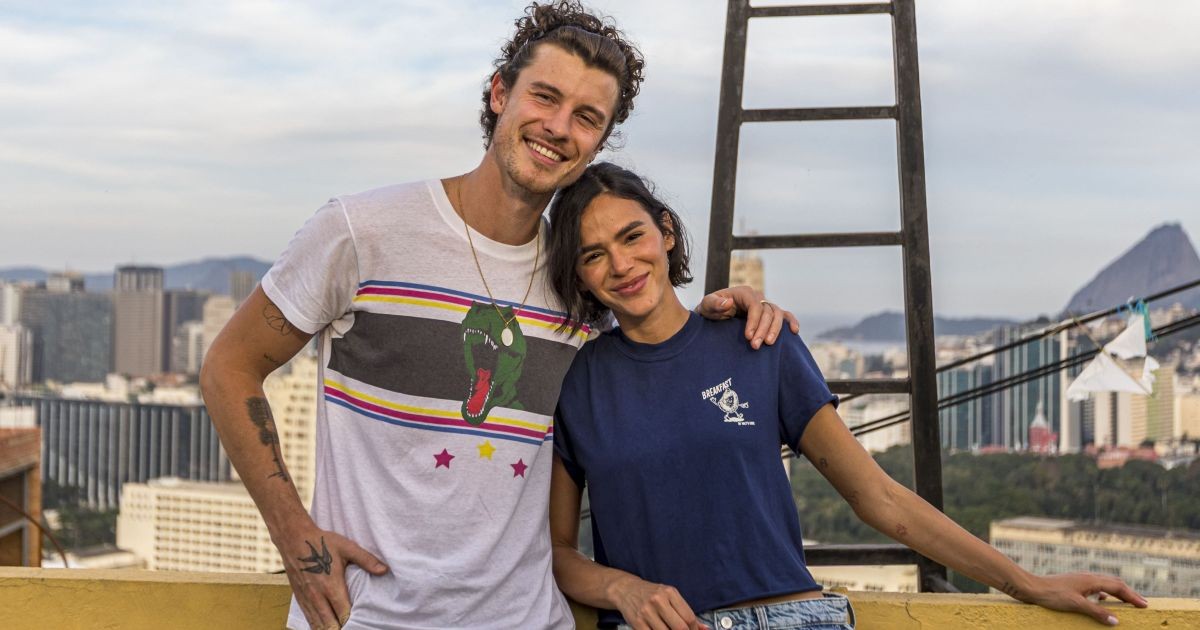 Bruna Marquezine e Shawn Mendes são vistos em aeroporto de volta ao Brasil