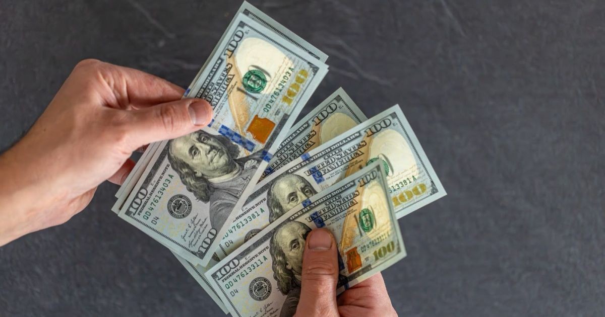 Dólar físico na viagem aos EUA: os riscos e as alternativas digitais