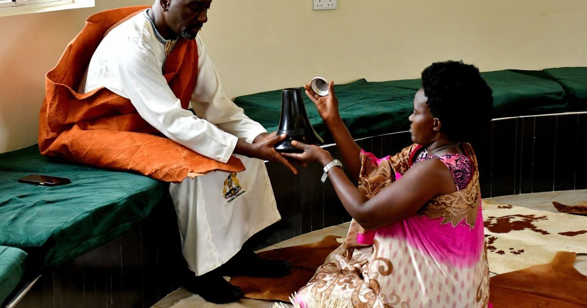 Ex-apresentador de TV é coroado rei no Reino de Tooro em Uganda