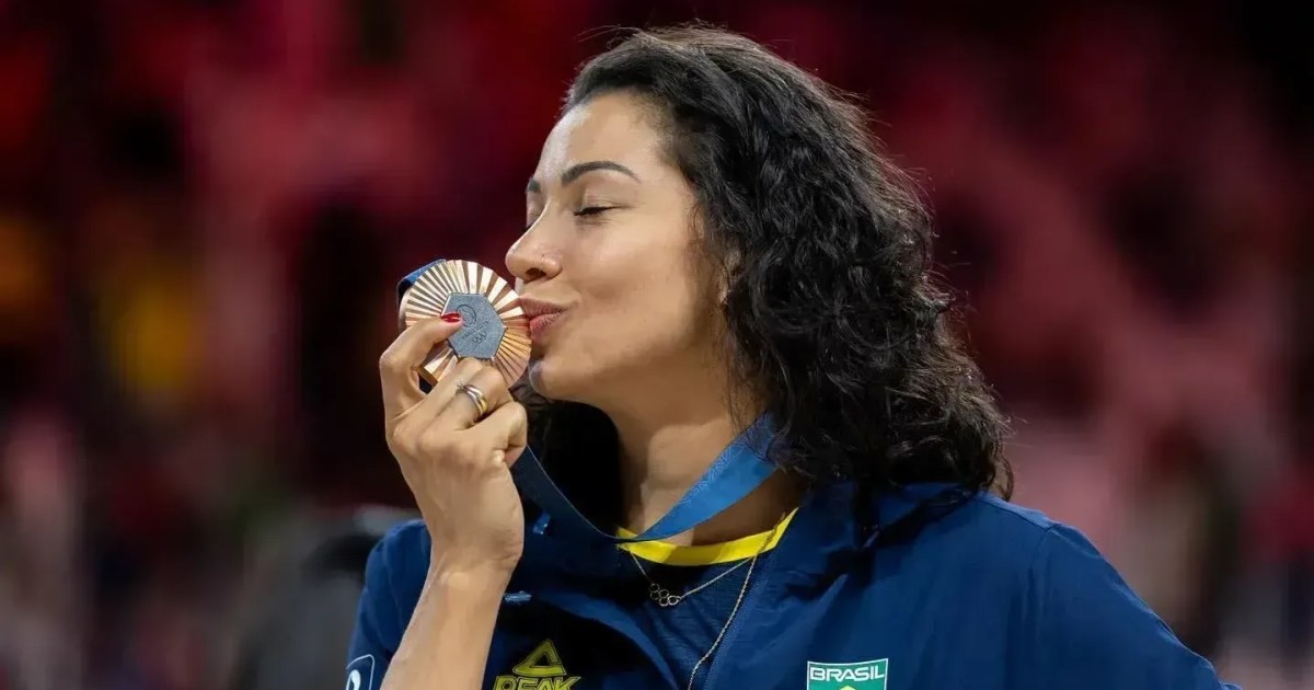 Medalhista olímpica do vôlei, Carolana revela diagnóstico de câncer