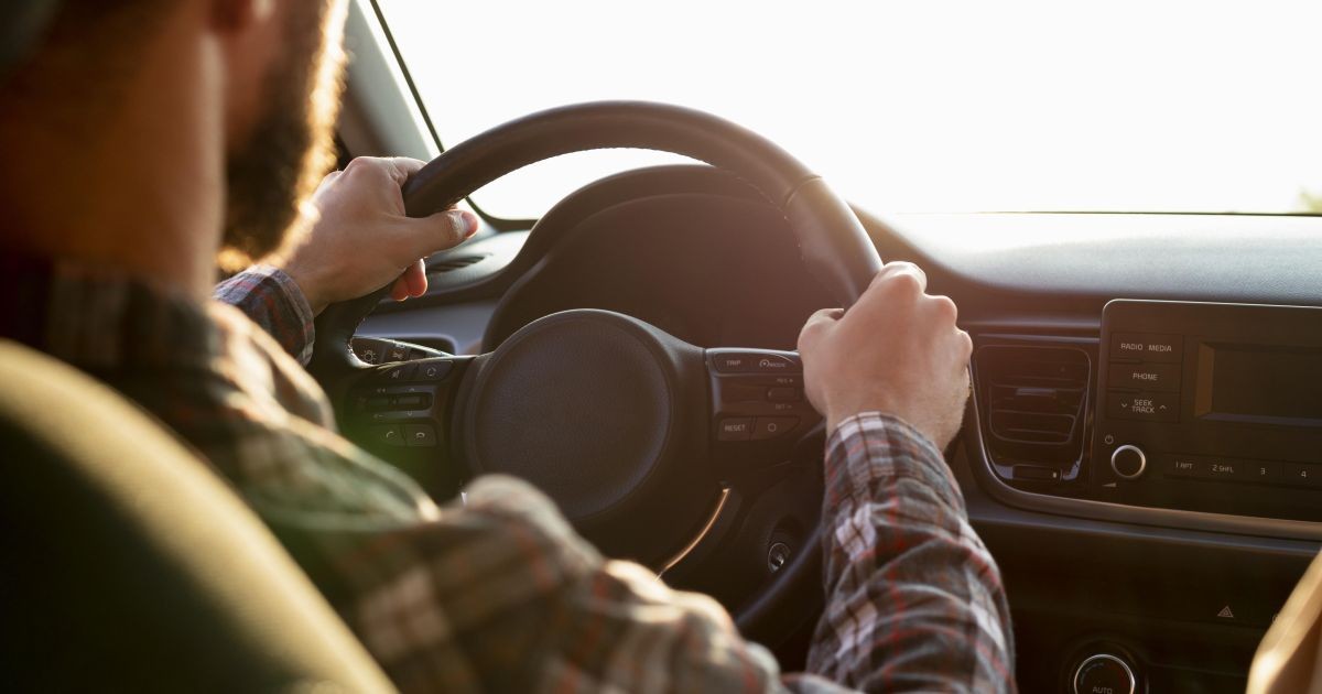 Taxista perde licença após cobrar mais de 30 mil reais de passageiro em SP