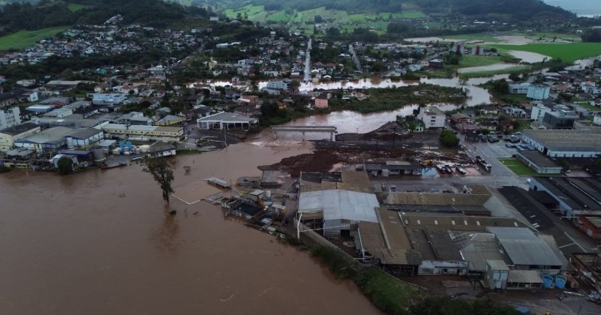 Nível do rio sobe novamente e acende alerta de tragédia em Lajeado no RS