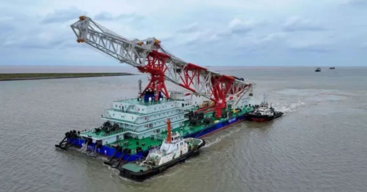 O maior navio bate-estacas do mundo, com torre de 156 metros, zarpou da China e deve chegar em 45 dias para sua primeira missão internacional na Bahia